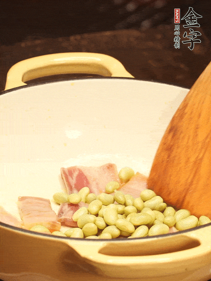 加入青豆、香菇翻炒出香味
