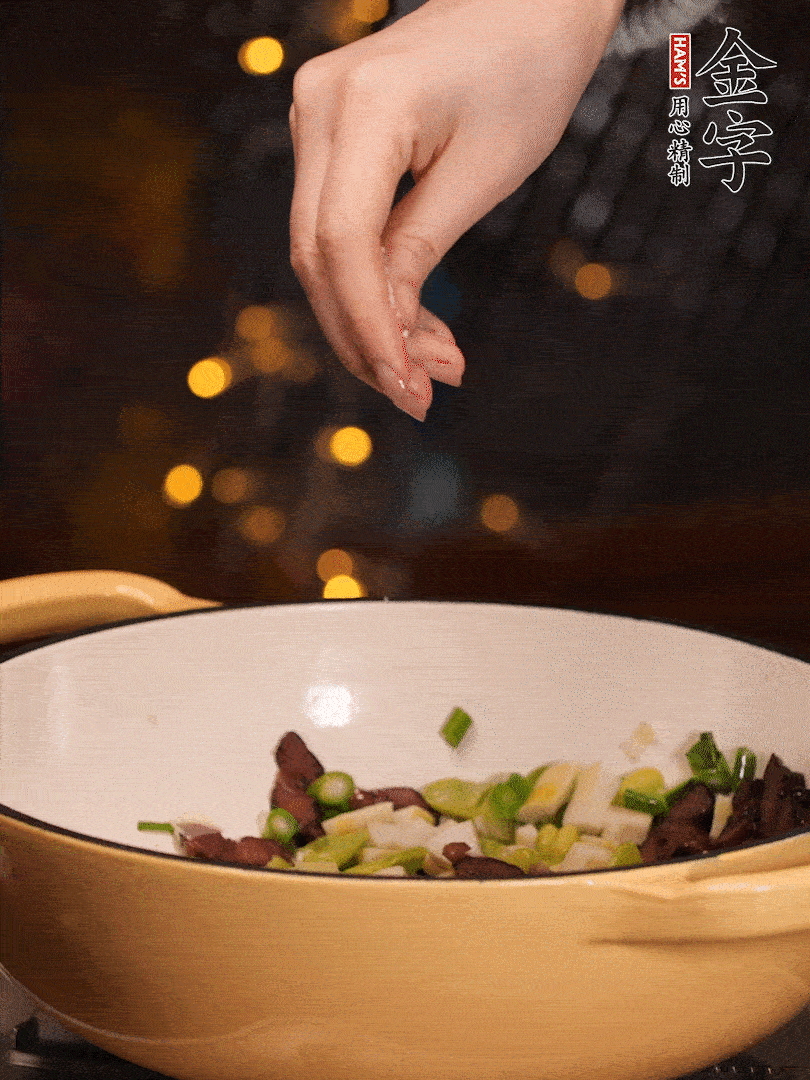 可以加點點水，再加菜苔，加點鹽、味精調(diào)味