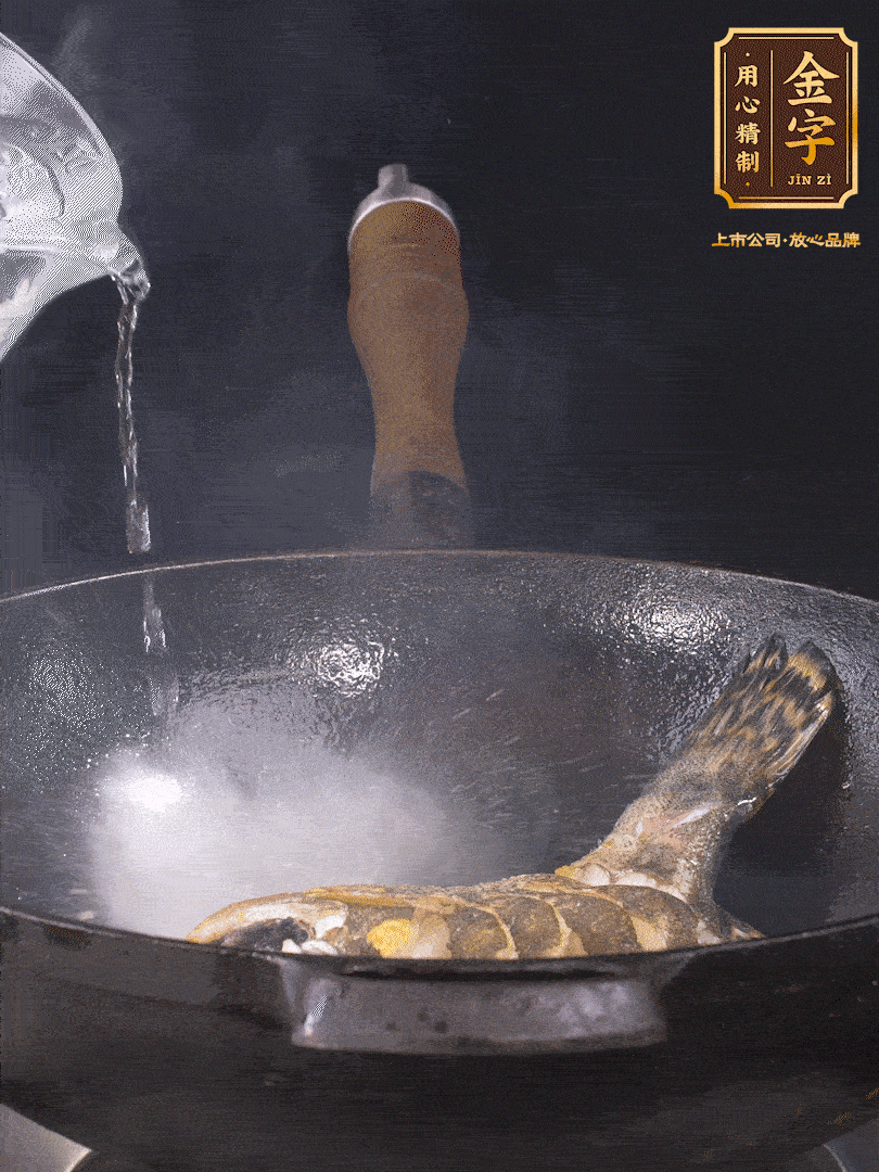 倒入適量食用油，待鍋燒熱后下桂魚煎大約2-3分鐘至兩面金黃（一定要煎透，這樣做出來的湯才會(huì)比較奶白色）