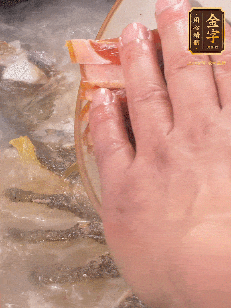 將煎好的魚，倒入三大碗開水。大火煮開后放入1個(gè)蔥結(jié)、2片姜片和1勺料酒和火腿片