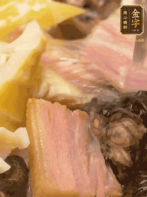 倒入滾燙的熱水，燉煮20分鐘，湯濃汁白