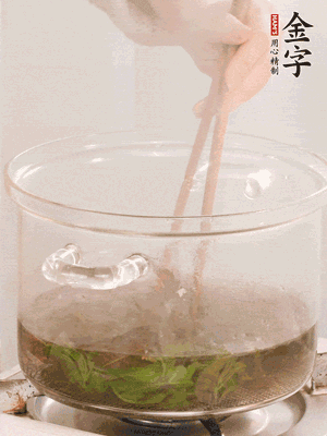 香椿焯水，變色后撈出，切成小段