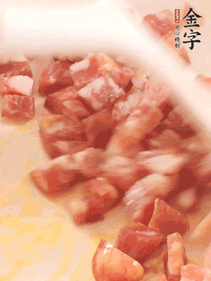 香腸炒出油脂，加入蠶豆煸炒