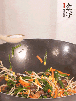 炒合菜：金字醬油肉、綠豆芽、韭菜