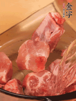 排骨冷水下鍋，加料酒、姜片，煮開(kāi)綽水