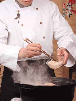 花膠、金湯放入鍋中小火再燉10分鐘