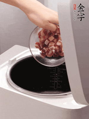 鍋中倒入豬油，油熱后炒熟上海青，給倒少許鹽調(diào)味