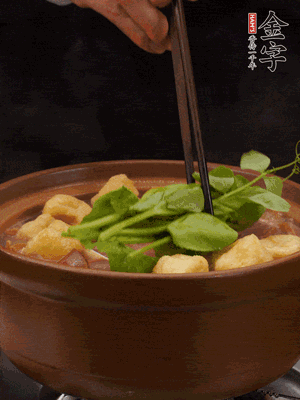 加筒骨煲的經(jīng)典配菜：金字土香腸、油豆腐、千張蓋上蓋子燜一會(huì)兒，耐心等候10分鐘。