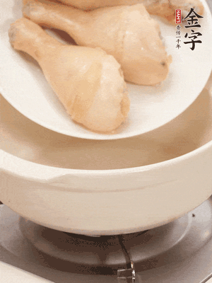 雞腿、火腿、干貝、蒜頭放入砂鍋內(nèi)燉1小時