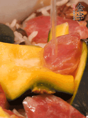 倒入溫開水，水量高出米面一個(gè)指節(jié)。
