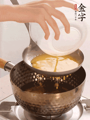 雞蛋過篩子倒入油鍋炸成蛋酥，瀝干油。
