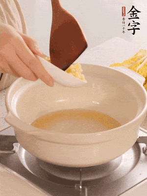 鍋里留少量底油煸香火腿和姜末。