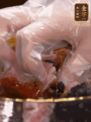 排骨洗凈后（蠔油、生抽、老抽、鹽、糖、淀粉、豆豉、蒜蓉、姜絲）腌制30分鐘