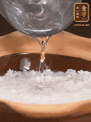 砂鍋底部刷一層油，加入大米和開水，水高1cm,大火燒開后轉(zhuǎn)中火煲5分鐘，到水微收干