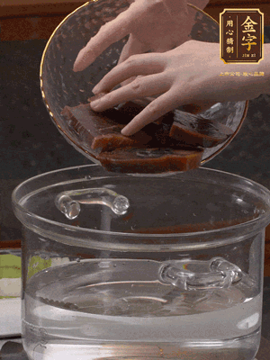 火腿蹄片冷水下鍋，水沸騰后煮5分鐘焯水