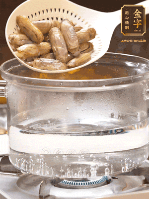 煮一鍋沸水，下蟶子汆燙30秒，撈出浸入冰水，取出蟶子肉