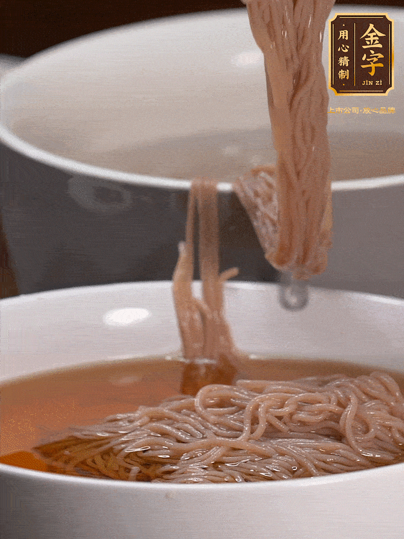 蘋(píng)果醋，一點(diǎn)鹽、糖、醬油，兌入涼白開(kāi)水調(diào)成簡(jiǎn)易冷面湯，放水箱冷藏