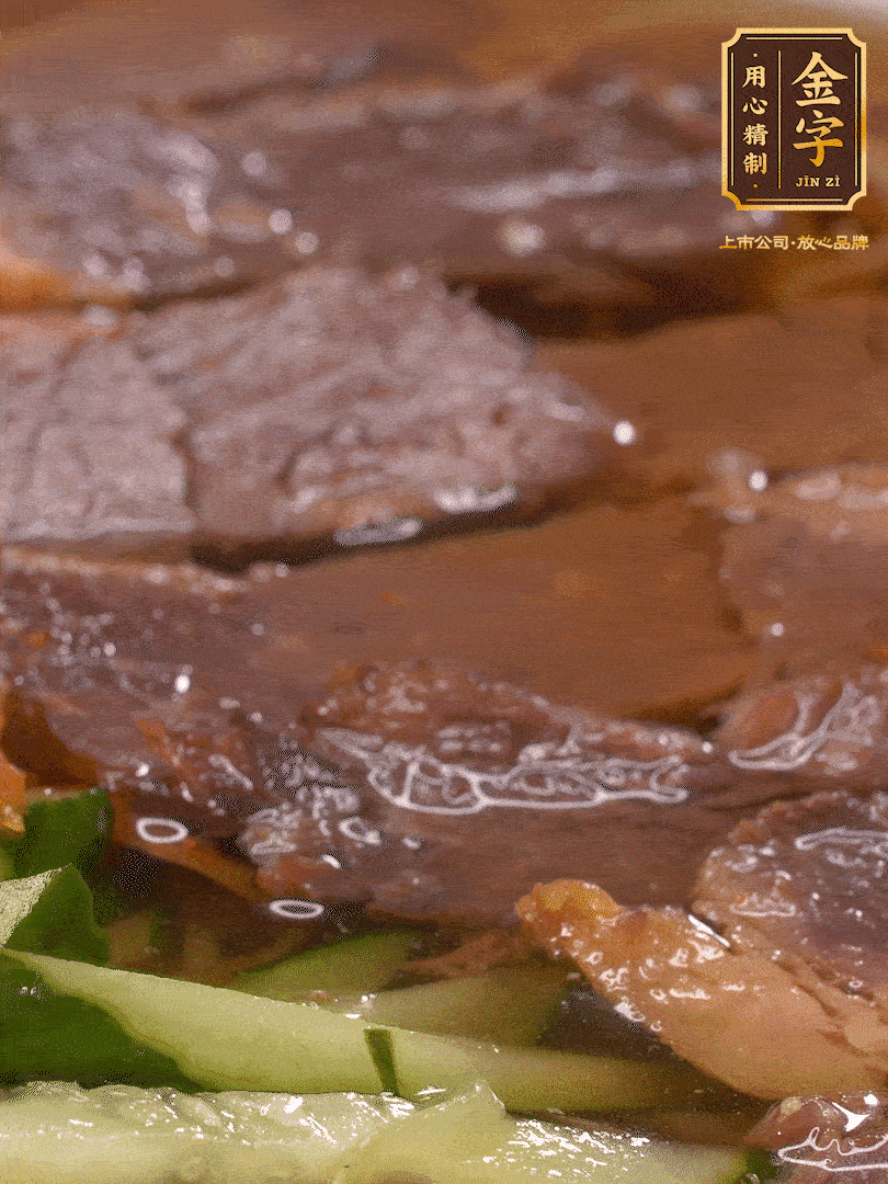 養(yǎng)麥冷面，涼水中清洗浸泡5分鐘，沸水中煮3分鐘，涼水漂洗沖涼