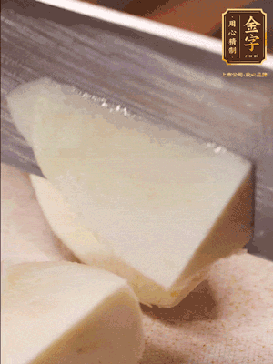 茭白去殼，底部一層老皮刨掉，切成滾刀塊