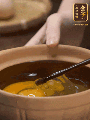 雞蛋打入砂鍋，充分打勻，1.5倍的溫水加一勺鹽，倒入蛋液中，攪拌均勻后用勺子舀去表面浮沫