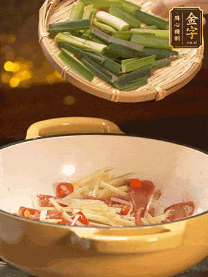 接著放蒜葉，來一點(diǎn)鹽，一點(diǎn)醬油調(diào)味翻勻