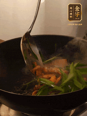 黃豆醬、鹽、糖調(diào)味，淋一圈花雕酒，蒜白先下，蒜葉后下