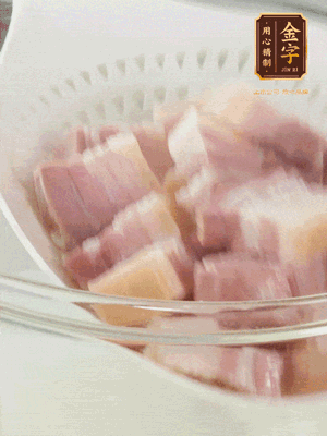 金字淡咸肉、排骨分別加料酒、蔥、姜冷水下鍋焯水，水開撇去浮沫撈出。