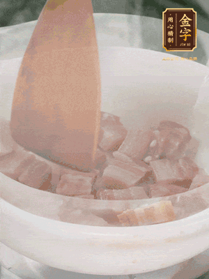 砂鍋內(nèi)咸肉微微煸出香味，再倒入開水。放排骨滾開后轉(zhuǎn)中小火篤30分鐘。（水盡量一次加足，以免中途加水沖淡鮮味。這一步是湯底濃白的關(guān)鍵）
