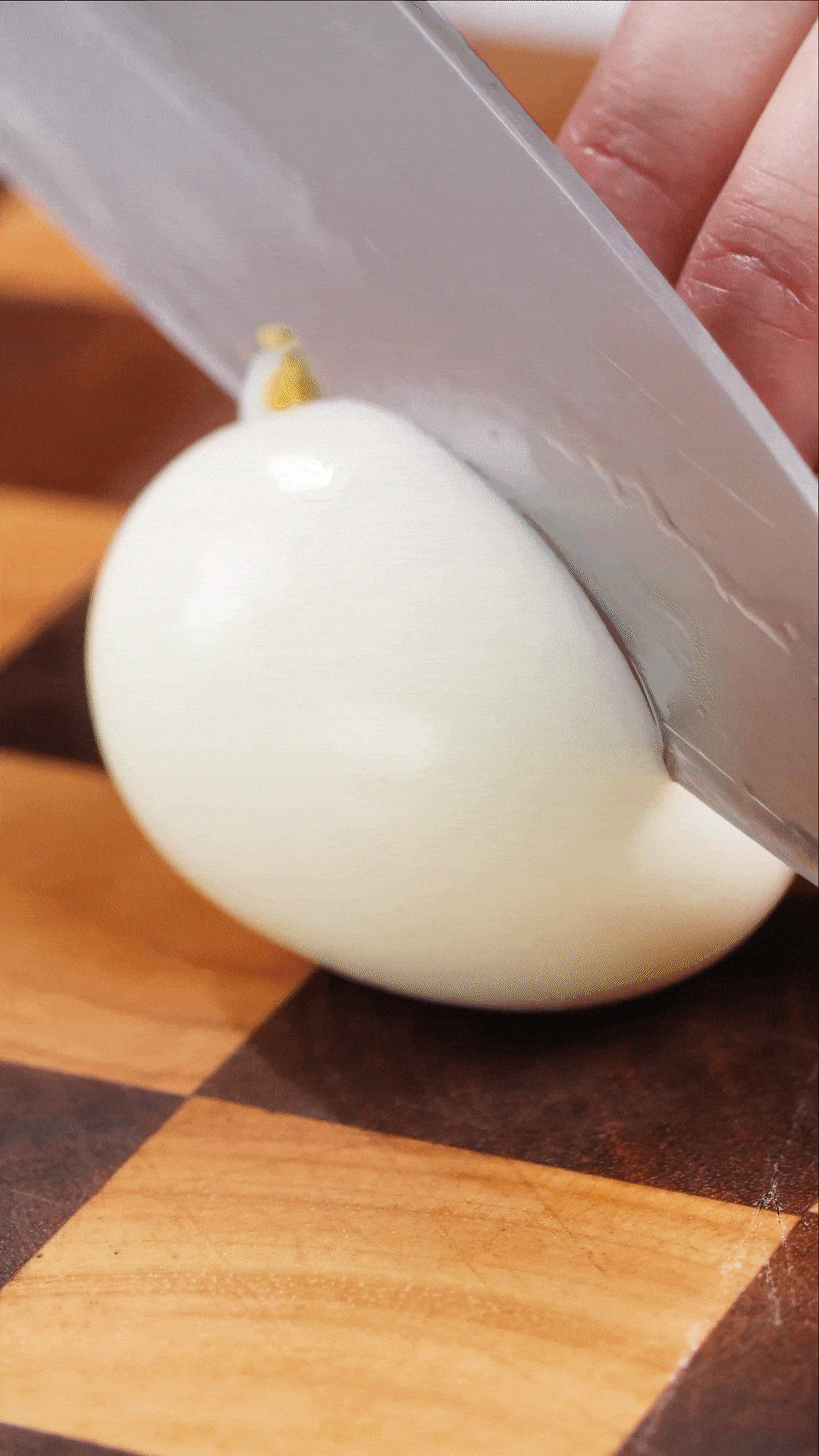 雞蛋煮熟，改刀備用