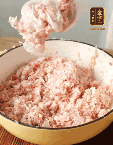 肉丁、咸肉丁、一丟丟鹽、料酒拌勻，反復(fù)摔打上勁。接著加入1兩蔥姜水，反復(fù)拌勻摔打上勁。前后共加3遍。3遍后筍丁，接著反復(fù)摔打上勁。最后加入1個蛋清、3茶匙生粉拌勻摔打上勁