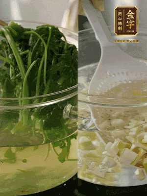 春筍切丁焯水；薺菜加鹽焯水，過(guò)涼水后切成細(xì)末