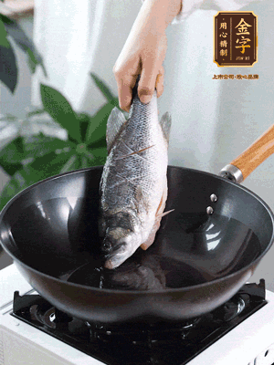 熱油，加1大勺豬油、姜片，再下鱸魚，煎至定型后翻面。（加點(diǎn)豬油，燉出的魚湯更容易變?yōu)榍逅哪贪咨?。?>
					</div>
					<span>步驟 3/6</span>
					<p>熱油，加1大勺豬油、姜片，再下鱸魚，煎至定型后翻面。（加點(diǎn)豬油，燉出的魚湯更容易變?yōu)榍逅哪贪咨?。?/p>
				</li><li>
					<div   id=