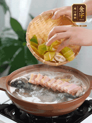 倒開水燉煮后轉(zhuǎn)移入砂鍋，淋料酒去腥、加少許鹽調(diào)味，再依次加咸肉、春筍燉煮15分鐘。