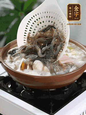 最后加一把蛤蜊、一把河蝦燜2分鐘，放一點(diǎn)白胡椒粉調(diào)味，撒上蔥花點(diǎn)綴！