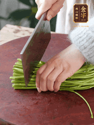 正嫩的藜蒿，掐頭去除根部，切小段