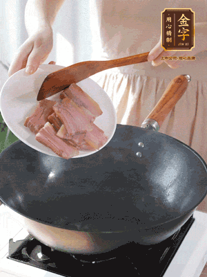 豬油熱鍋，下咸肉煸香，再下蔥姜提鮮