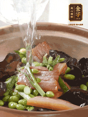 轉(zhuǎn)入砂鍋，加入開水、百葉結(jié)燉煮10分鐘