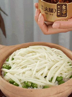 到水微干，放上豌豆、茭白絲。
