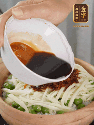 繼續(xù)小火燜3分鐘，淋上XO醬攪拌均勻。
