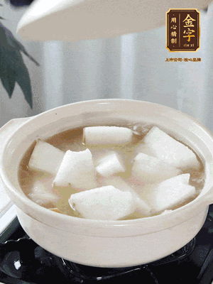最后下冬瓜繼續(xù)燉煮10分鐘，撒上蔥花點綴。