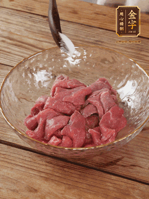 牛肉切丁，加黑胡椒海鹽、橄欖油腌10分鐘