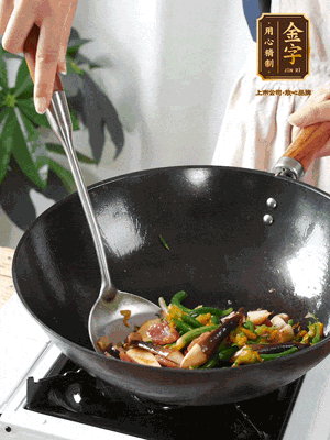 煸香蒜末，下香腸翻炒均勻，再依次下雞縱菌、黃瓜花