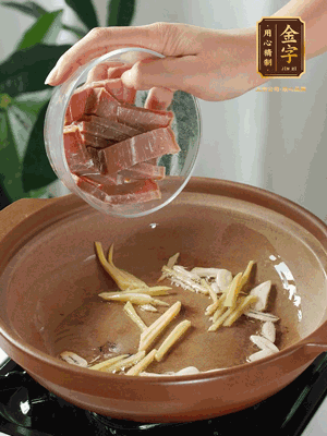 姜絲煸香后放火腿翻炒，加開水燉煮10分鐘