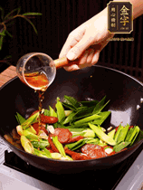 下蒜苗炒軟，沿鍋邊烹入一勺料酒，加醬油、蠔油、白糖調(diào)味炒勻