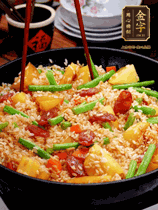 加水，沒過大部分食材。把瀝干水分的米飯均勻地鋪在上面，筷子戳幾個(gè)洞