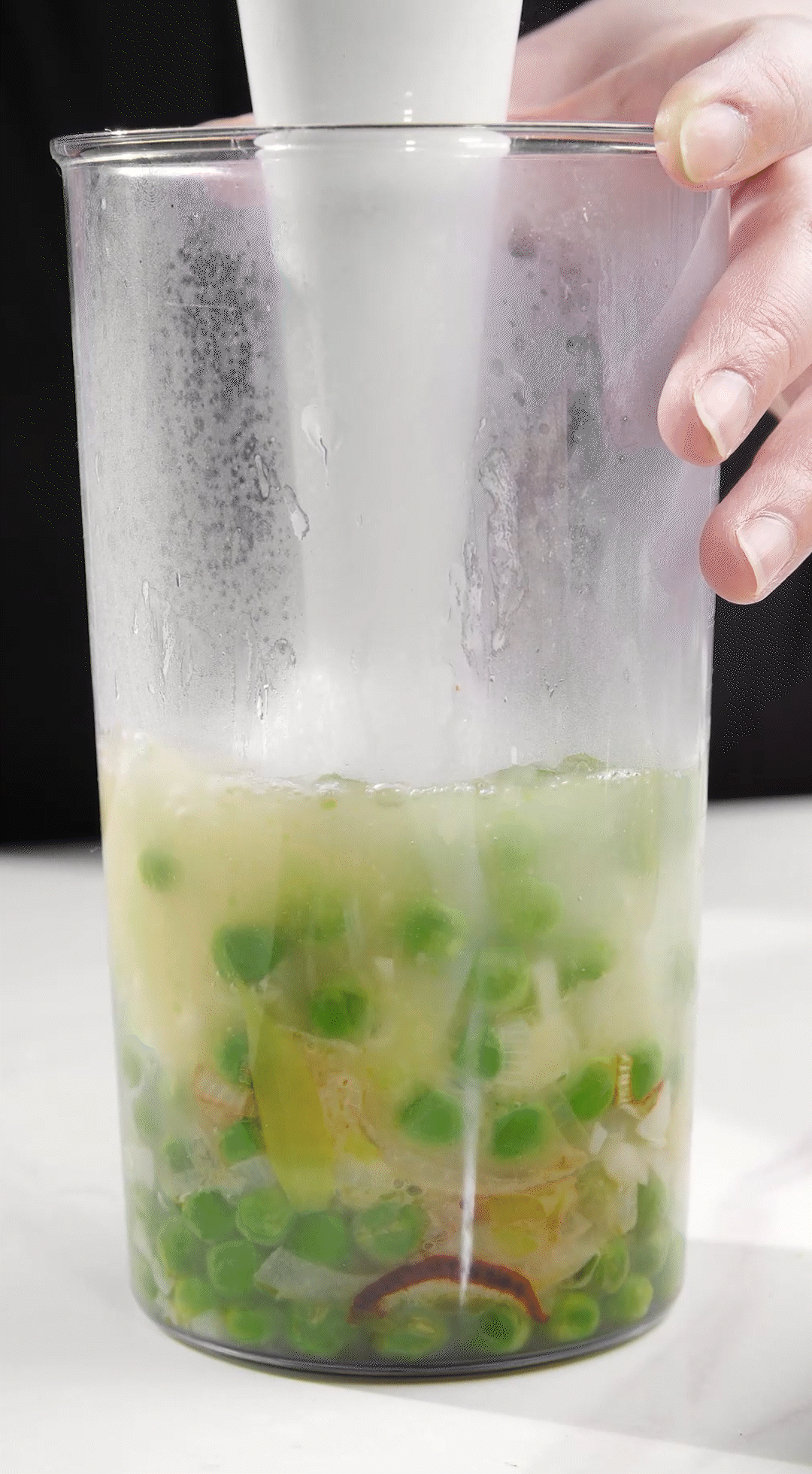 炒好的蔬菜+高湯或熱水，倒入破壁機(jī)攪打細(xì)膩絲滑即可。