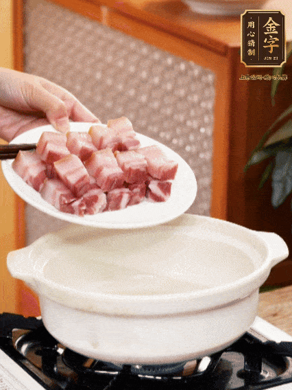 鍋內(nèi)倒油，下咸肉微微煸炒，再放排骨炒一下