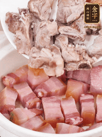 倒入開(kāi)水燉煮，大火燒開(kāi)后轉(zhuǎn)小火