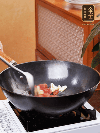 熱油，香腸微微煸出香味，加蒜片、小米辣