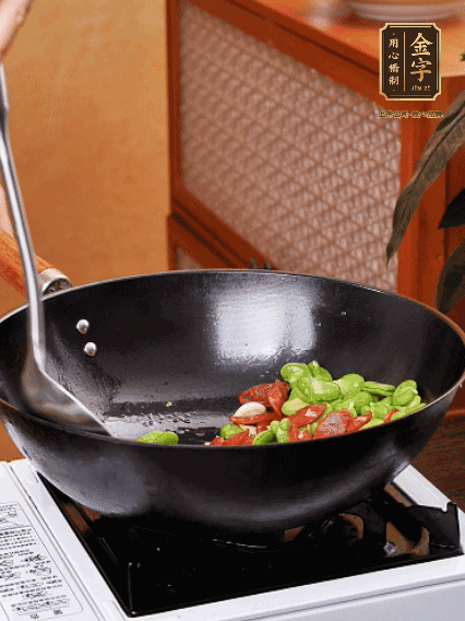 再放入蠶豆翻炒，加一點點醬油調(diào)味